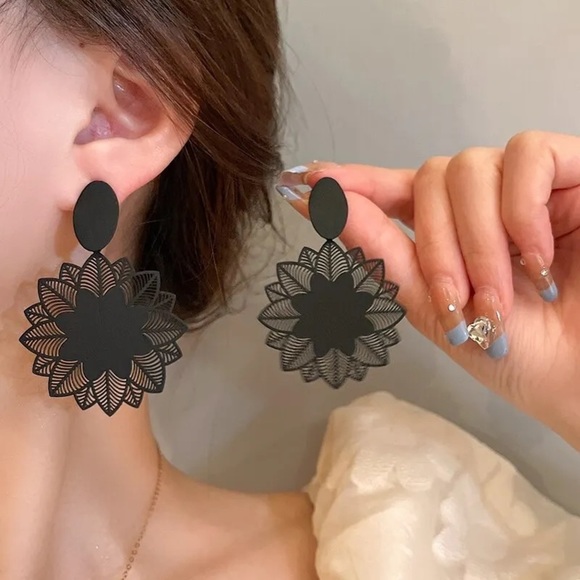 Black Flower Dangle Earrings - Picture 1 of 6